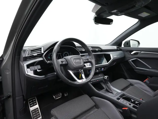 Audi Q3 40 TFSI 190 pk S-tronic Quattro S-Line | Panoramadak | Trekhaak | Parkeersensoren voor/achte...