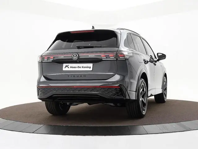Volkswagen Tiguan R-Line 1.5 eHybrid 204 PK 6 versn. DSG · Voorstoelen verwarmbaar · Sfeerverlichtin...