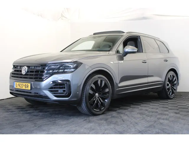 Volkswagen Touareg 3.0 TDI R-Line |Pano|Trekhaak|Achterbank verw.|