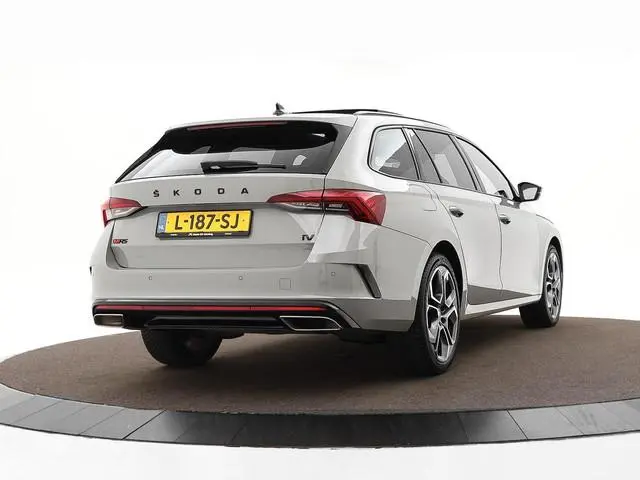 Skoda Octavia Combi 1.4 TSI RS iV PHEV 245pk DSG Business · Panoramadak · Stuur- & Stoelverwarming ·...