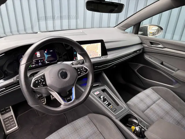 Volkswagen Golf 1.4 eHybrid GTE | Trekhaak wegkl. | Stoel & Stuur verw. | 18'' | Prijs Rijklaar!!