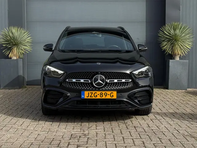 Mercedes-Benz GLA-klasse 200 AMG Line | Panorama | Keyless | Digital Light
