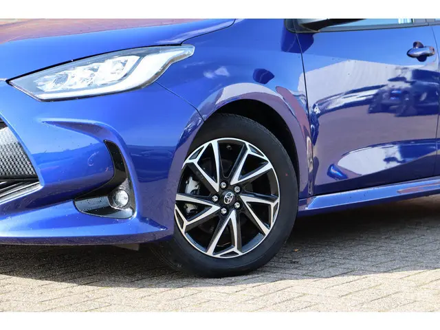 Toyota Yaris 1.5 Hybrid Dynamic, Apple CarPlay, Android Auto, Parkeercamera, Keyless entry.