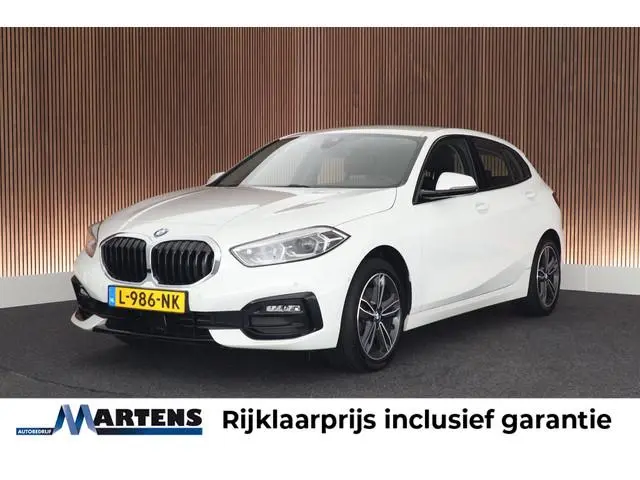 BMW 1-serie 118i 136pk Business Edition Plus Trekhaak Camera Leder Navigatie Stoelverwarming
