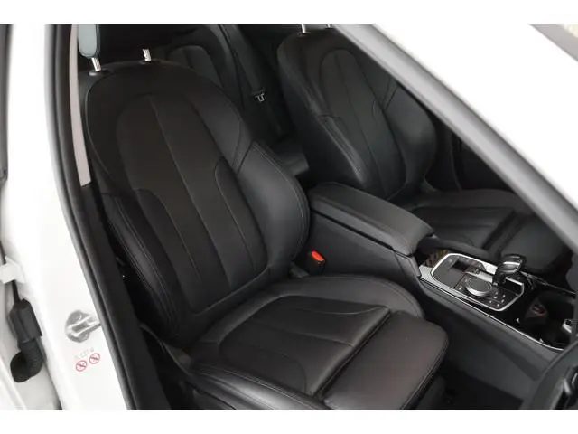 BMW 1-serie 118i 136pk Business Edition Plus Trekhaak Camera Leder Navigatie Stoelverwarming