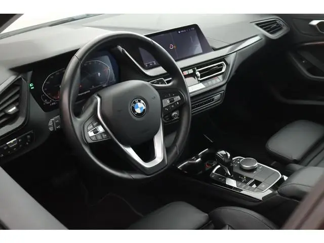 BMW 1-serie 118i 136pk Business Edition Plus Trekhaak Camera Leder Navigatie Stoelverwarming