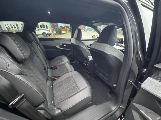 Peugeot e-5008