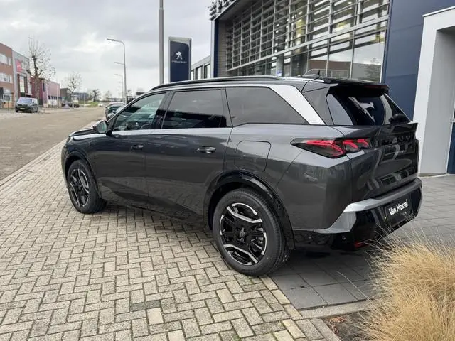Peugeot e-5008