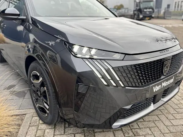 Peugeot e-5008