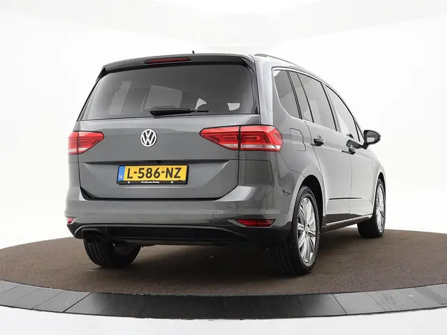 Volkswagen Touran 1.4 TSI 150pk DSG Highline 7p · Camera · Keyless · Massagefunctie Bestuurder · Sto...