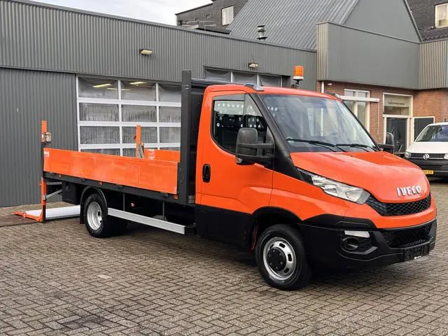 Iveco Daily 35C15 2.3 375 Trekhaak 3500kg Laadklep 500kg Navigatie Open laadbak Pick-up Euro 6 Bpm v...