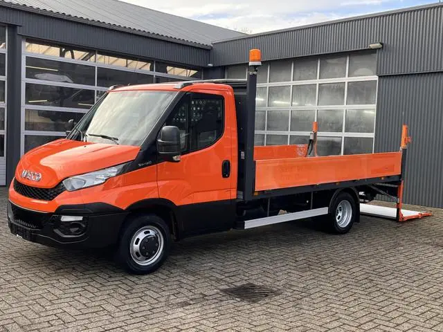 Iveco Daily 35C15 2.3 375 Trekhaak 3500kg Laadklep 500kg Navigatie Open laadbak Pick-up Euro 6 Bpm v...