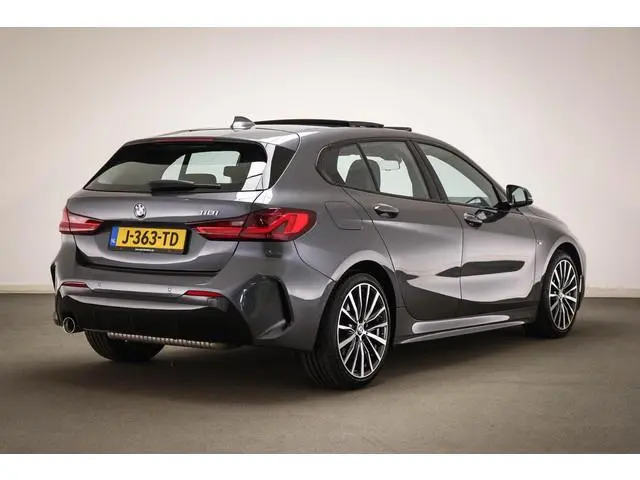 BMW 1-serie 118i M-Sport High Executive Edition | PANORAMADAK | DAB | APPLE | STOELVERWARMING | 18"