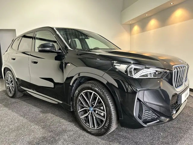 BMW iX1 xDrive30 67 kWh M Sport SOH 97,8% | Panoramadak | Sportstoelen | Leer | Travelpakket