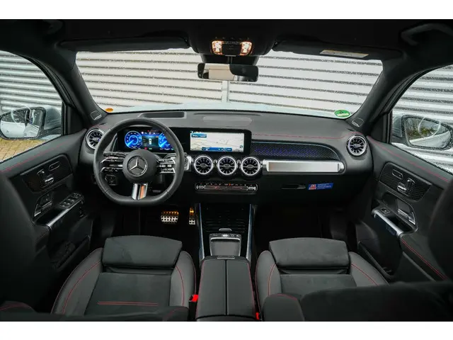 Mercedes-Benz EQB 250+ AMG Line 7p. 71 kWh 7 persoons Wide Screen Ambient verlichting Head Up Burmester