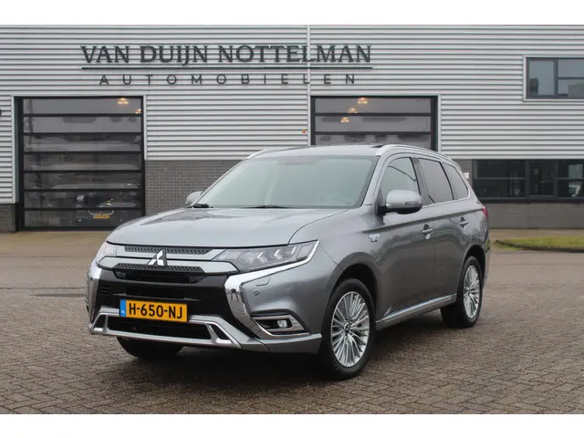 Mitsubishi Outlander 2.4 PHEV Intense+ / Carplay / Schuifdak / 360 Camera / N.A.P.