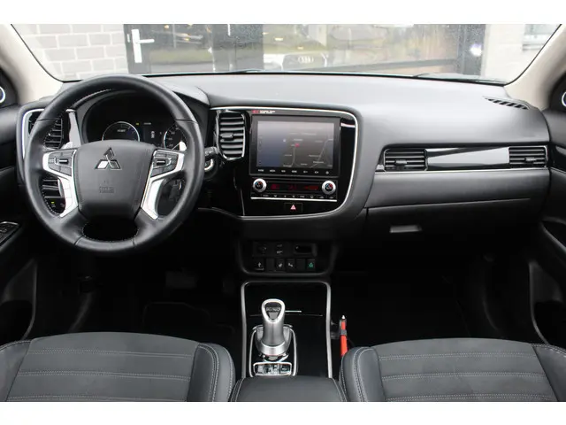 Mitsubishi Outlander 2.4 PHEV Intense+ / Carplay / Schuifdak / 360 Camera / N.A.P.
