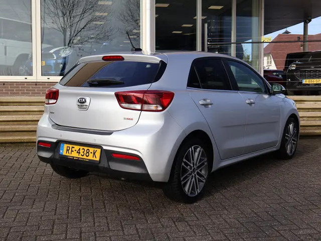 Kia Rio 1.0 TGDI 101 PK EXECUTIVELINE + STUUR/STOELVERW. | CARPLAY | CAMERA | 17 INCH