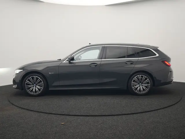 BMW 3-serie Touring 330e Luxury Line Plug In Hybrid Facelift 293pk Dealer O.H. PHEV | Trekhaak Af Fa...