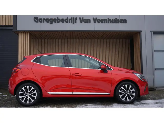 Renault Clio 1.3 131PK TCe Automaat Intens 5Drs LED Navi Stoelverwarming A-Camera 16inch LM *NL auto* 37609km!