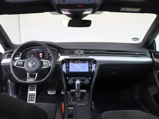 Volkswagen Arteon 1.5 TSI R Line | Panorama dak | stoelverwarming | 19 inch | Full LED |