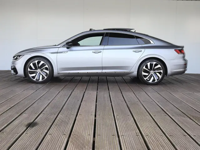 Volkswagen Arteon 1.5 TSI R Line | Panorama dak | stoelverwarming | 19 inch | Full LED |