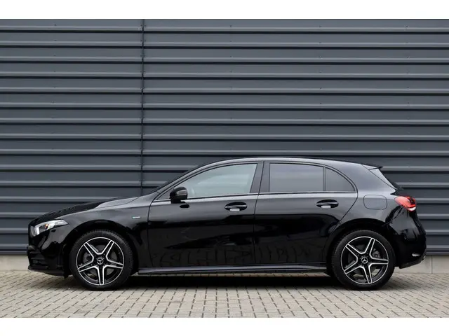 Mercedes-Benz A-klasse 250 e AMG Line | Sfeerverlichting | Stoelverwarming | 18'' Wielen | CarPlay |...