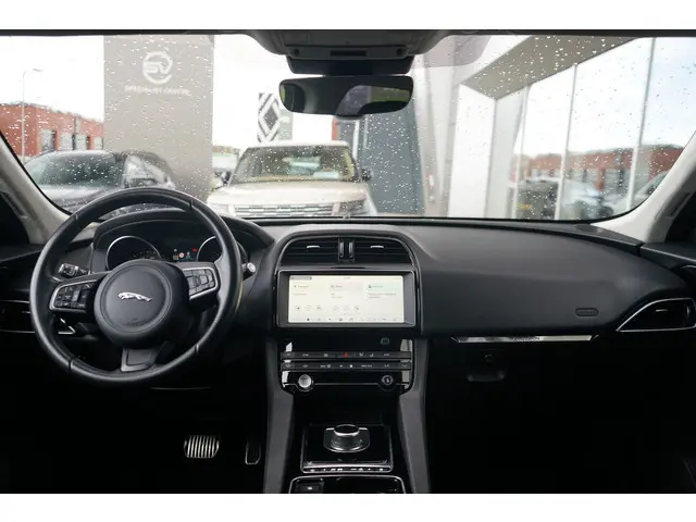 Jaguar F-PACE 2.0t AWD Pure | Verwarmde voorstoelen |