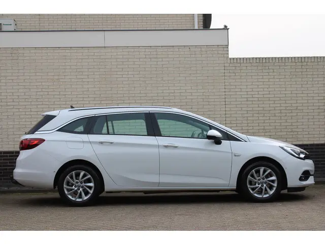 Opel Astra Sports Tourer 1.2 Elegance | Trekhaak | BLIS | Camera | Navigatie | Winterpack
