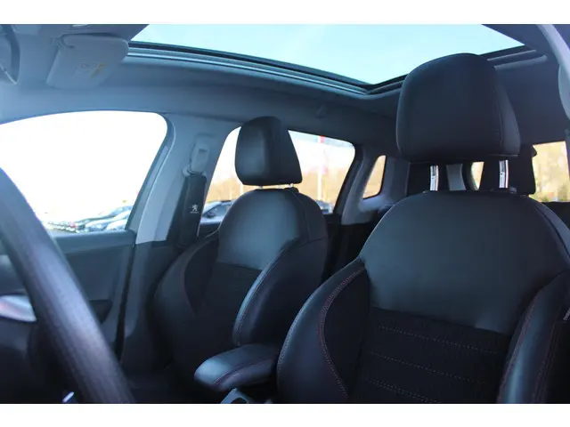 Peugeot 2008 1.2 130PK GT-LINE | PANORAMA DAK | GRIP CONTROL | CRUISE CONTROL | DAB+ RADIO | APPLE C...