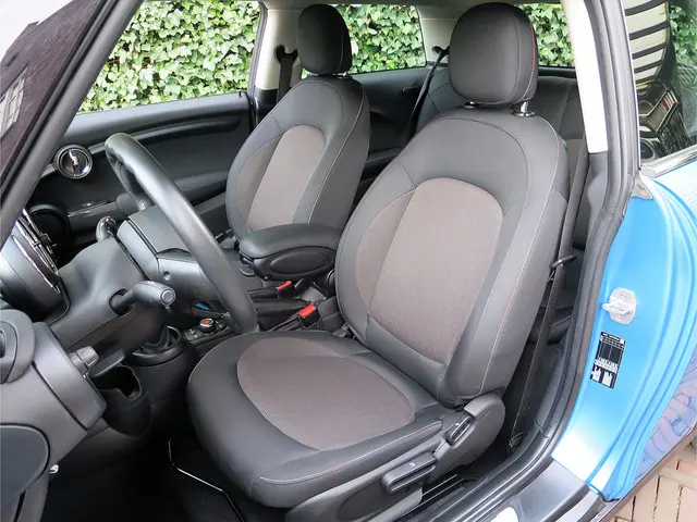MINI Cooper 1.5 One Pepper F56 LCI met LED, Park ass., Clima, BT en 16"