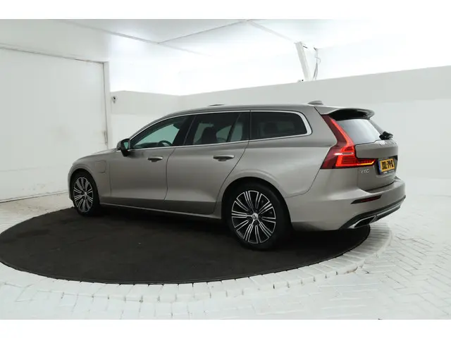 Volvo V60 2.0 T8 Twin Engine AWD Inscription Panorama, Leer, Navigatie