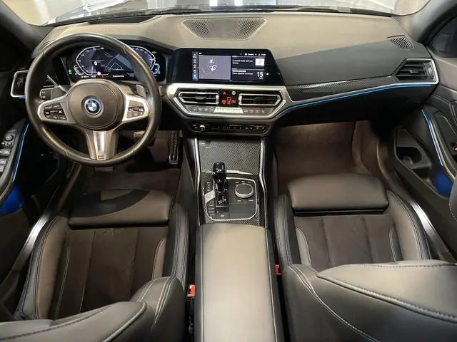 BMW 3-serie Touring 330e xDrive High Executive 19"/Panoramadak/Adaptieve cruise/Stoelverwarming + me...