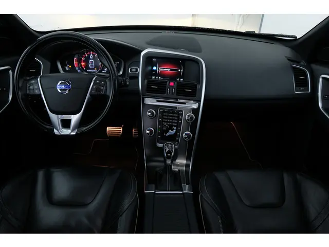 Volvo XC60 2.0 T5 FWD R-Design | SCHUIF-KANTEL | CAMERA | STOELVERW. | HARMAN KARDON |