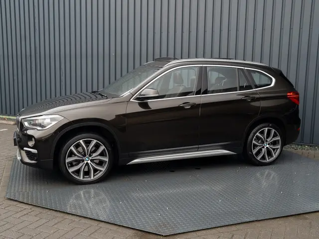 BMW X1 sDrive20i High Executive | Trekhaak afnb. | Panodak | Head Up | Camera | Elk. A-klep | Leder | Prijs Rijklaar!!