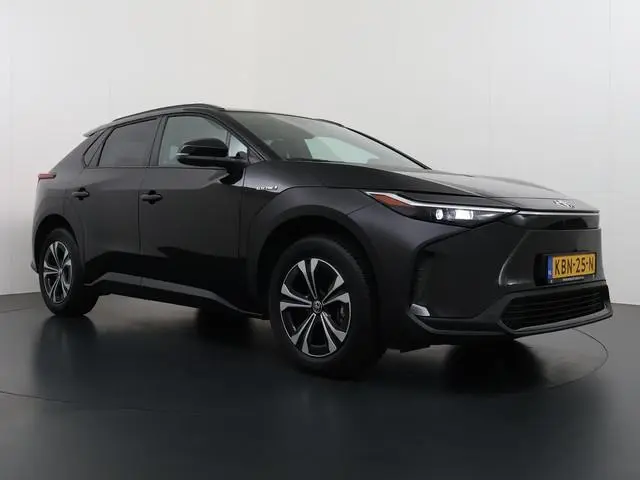 Toyota bZ4X Dynamic 71 kWh VAN: 34.900,- VOOR: 31.877,- UW WKVOORDEEL: 3.023,- | 3 FASE | LEKKER COM...