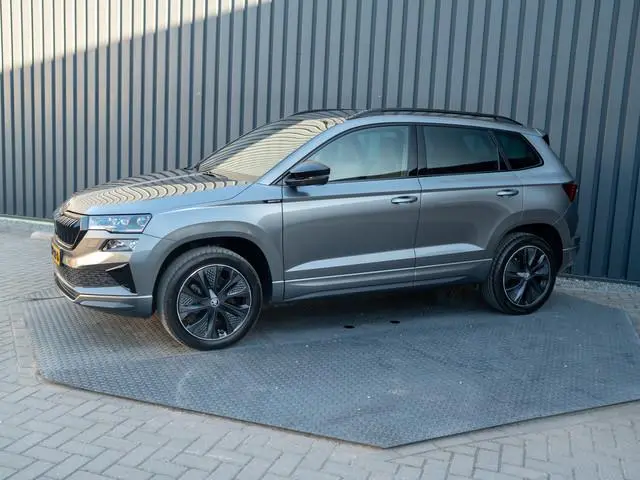 ŠKODA Karoq 1.5 TSI ACT Sportline Business | Trekhaak wegkl. | Elk. A-klep | Camera | Prijs Rijklaar...