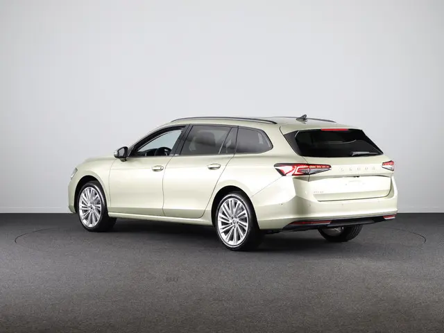 Škoda Superb First Edition Combi 1.5 TSI m-HEV 150pk DSG-7 | Panoramadak | Leder | Light & View |