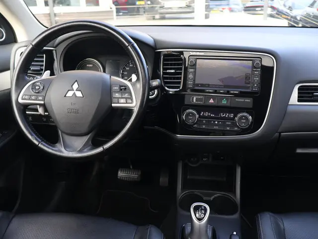 Mitsubishi Outlander 2.0 PHEV INSTYLE+ ADAPTIEVE CRUISE | TREKHAAK | SCHUIFDAK | CAMERA | LEDER | ST...