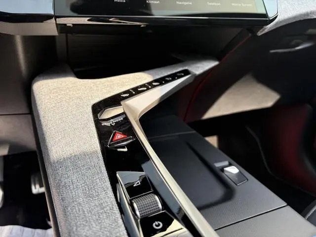 Peugeot e-3008