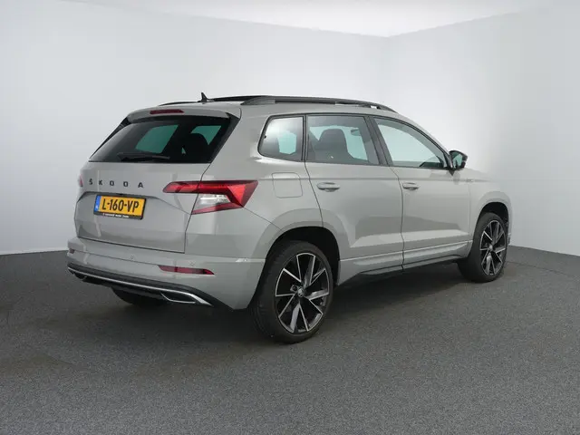 Skoda Karoq 1.5 TSI ACT Sportline Business | Pano | Winterpakket | ACC | Keyless | Camera | Dodehoek...