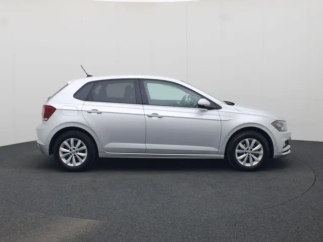 Volkswagen Polo 1.0 TSI 95pk DSG Highline Business · Navigatie · Parkeersensoren · Stoelverwarming