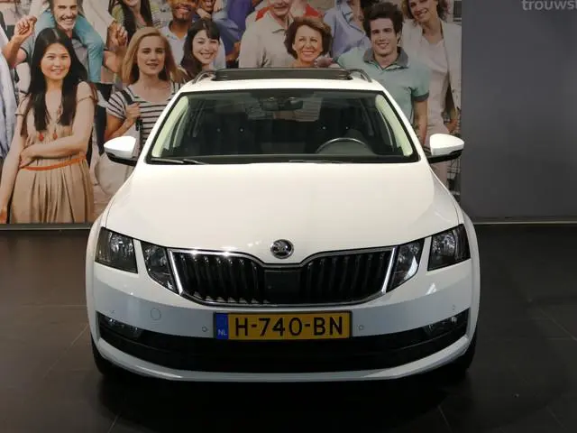 ŠKODA Octavia Combi 1.5 TSI Greentech Ambition Business - Elektrisch glazen panorama-dak - Sensor v+...