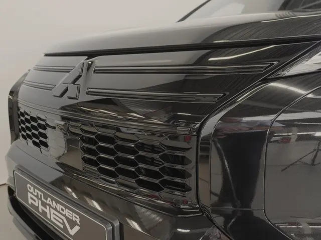 Mitsubishi Outlander 2.4 PHEV Black Edition | Head up | 20 inch | Full Black | 8 jaar garantie | Rij...