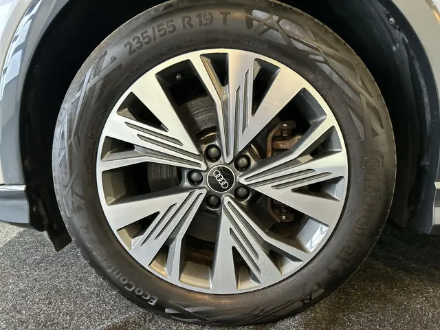 Audi Q4 e-tron 40 Launch edition 77 kWh | parkeer sensoren | schuifbaar dak |