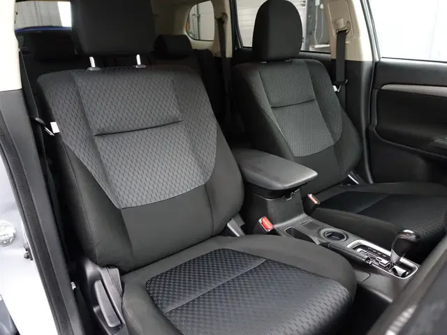 Mitsubishi Outlander 2.0 150Pk Intense Aut- Navi, Clima, Trekhaak, Cruise, Park Assist, Bluetooth Mu...