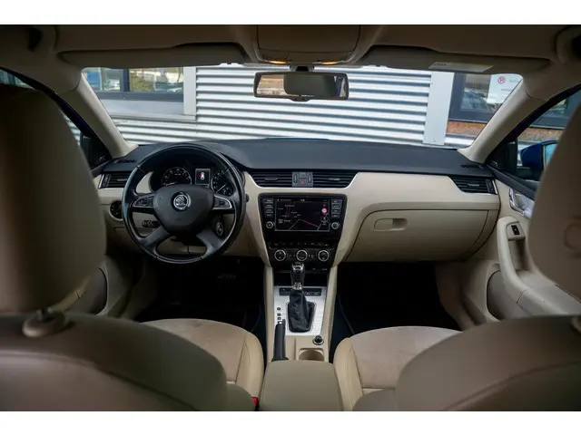 Skoda Octavia Combi 1.4 TSI Greentech Elegance Businessline Leer Alcantara Navi PDC ACC Keyless LED Xenon