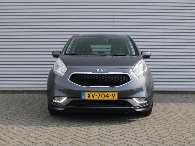 Kia Venga 1.4 CVVT First Edition | Trekhaak | Camera | Clima | Cruise | All seasons | Half leer/stof...