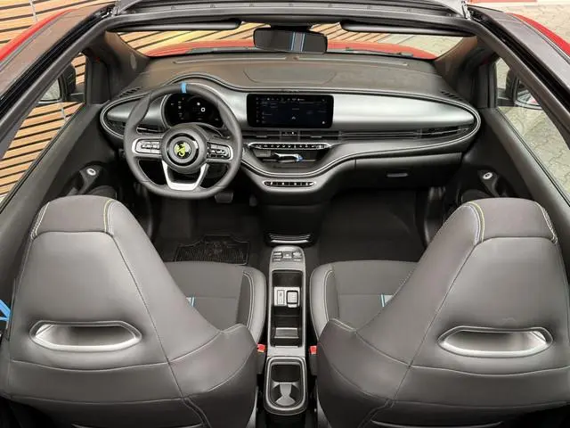 Fiat 500 C Abarth Urban 42 kWh Camera / Carplay / Navigatie / Clima / Sportstoelen