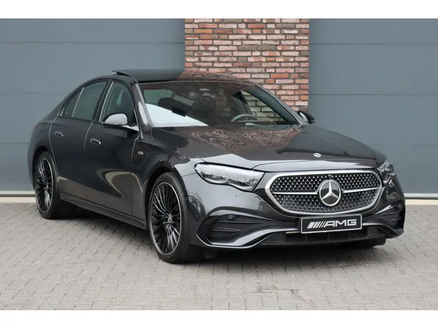 Mercedes-Benz E-klasse 400 e 4MATIC AMG Line | Hyperscreen | Luchtvering | Achterasbesturing | Distr...